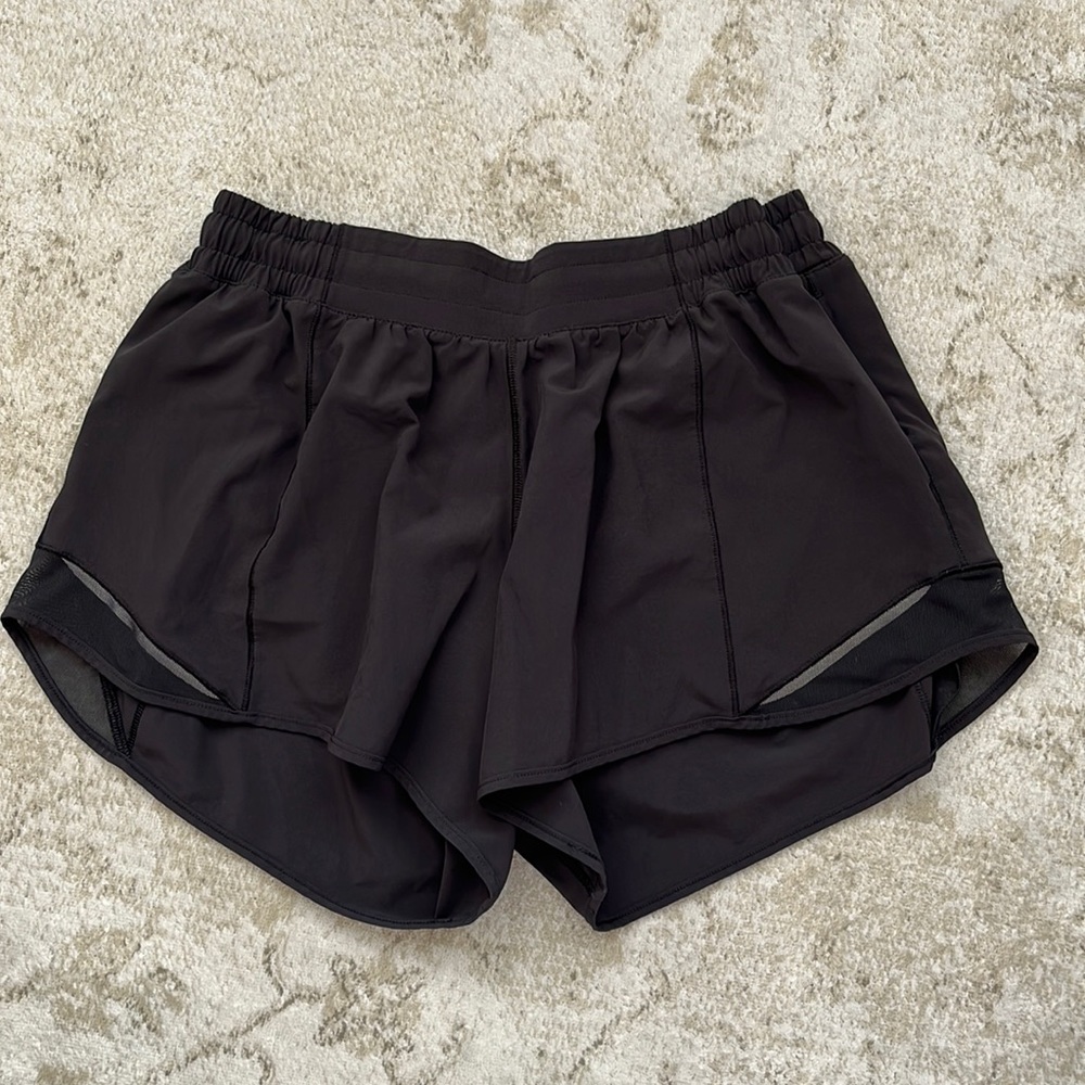 Lululemon LR Hotty Hot 4” shorts
